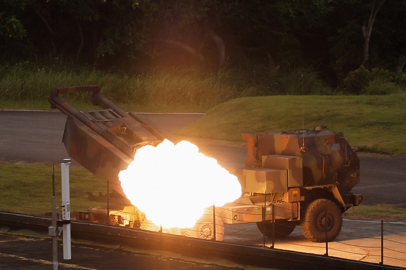 Militer Taiwan melakukan uji coba peluncuran langsung Sistem Roket Artileri Mobilitas Tinggi (HIMARS) pertamanya di pangkalan Jiupeng di Pingtung, Taiwan, Senin (12/5/2025). (REUTERS/Ann Wang) Militer Taiwan melakukan uji coba peluncuran langsung Sistem Roket Artileri Mobilitas Tinggi (HIMARS) pertamanya di pangkalan Jiupeng di Pingtung, Taiwan, Senin (12/5/2025). (REUTERS/Ann Wang)