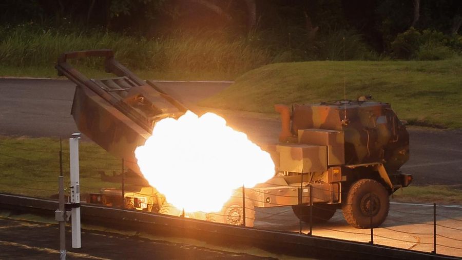 Militer Taiwan melakukan uji coba peluncuran langsung Sistem Roket Artileri Mobilitas Tinggi (HIMARS) pertamanya di pangkalan Jiupeng di Pingtung, Taiwan, Senin (12/5/2025). (REUTERS/Ann Wang) Militer Taiwan melakukan uji coba peluncuran langsung Sistem Roket Artileri Mobilitas Tinggi (HIMARS) pertamanya di pangkalan Jiupeng di Pingtung, Taiwan, Senin (12/5/2025). (REUTERS/Ann Wang)