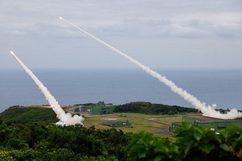 Militer Taiwan melakukan uji coba peluncuran langsung Sistem Roket Artileri Mobilitas Tinggi (HIMARS) pertamanya di pangkalan Jiupeng di Pingtung, Taiwan, Senin (12/5/2025). (REUTERS/Ann Wang) Militer Taiwan melakukan uji coba peluncuran langsung Sistem Roket Artileri Mobilitas Tinggi (HIMARS) pertamanya di pangkalan Jiupeng di Pingtung, Taiwan, Senin (12/5/2025). (REUTERS/Ann Wang)