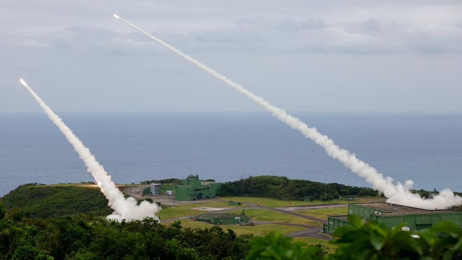 Militer Taiwan melakukan uji coba peluncuran langsung Sistem Roket Artileri Mobilitas Tinggi (HIMARS) pertamanya di pangkalan Jiupeng di Pingtung, Taiwan, Senin (12/5/2025). (REUTERS/Ann Wang) Militer Taiwan melakukan uji coba peluncuran langsung Sistem Roket Artileri Mobilitas Tinggi (HIMARS) pertamanya di pangkalan Jiupeng di Pingtung, Taiwan, Senin (12/5/2025). (REUTERS/Ann Wang)