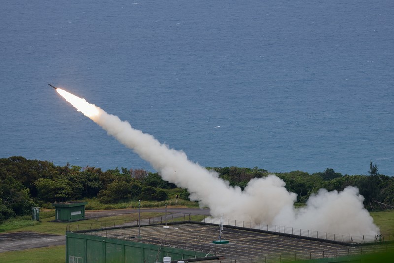 Militer Taiwan melakukan uji coba peluncuran langsung Sistem Roket Artileri Mobilitas Tinggi (HIMARS) pertamanya di pangkalan Jiupeng di Pingtung, Taiwan, Senin (12/5/2025). (REUTERS/Ann Wang) Militer Taiwan melakukan uji coba peluncuran langsung Sistem Roket Artileri Mobilitas Tinggi (HIMARS) pertamanya di pangkalan Jiupeng di Pingtung, Taiwan, Senin (12/5/2025). (REUTERS/Ann Wang)