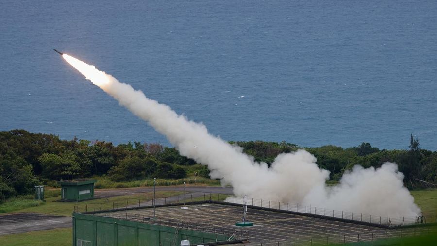 Militer Taiwan melakukan uji coba peluncuran langsung Sistem Roket Artileri Mobilitas Tinggi (HIMARS) pertamanya di pangkalan Jiupeng di Pingtung, Taiwan, Senin (12/5/2025). (REUTERS/Ann Wang)