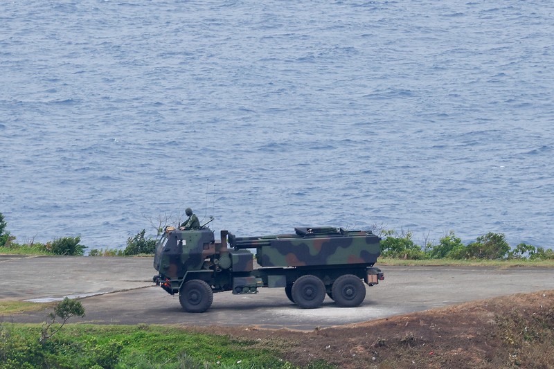 Militer Taiwan melakukan uji coba peluncuran langsung Sistem Roket Artileri Mobilitas Tinggi (HIMARS) pertamanya di pangkalan Jiupeng di Pingtung, Taiwan, Senin (12/5/2025). (REUTERS/Ann Wang) Militer Taiwan melakukan uji coba peluncuran langsung Sistem Roket Artileri Mobilitas Tinggi (HIMARS) pertamanya di pangkalan Jiupeng di Pingtung, Taiwan, Senin (12/5/2025). (REUTERS/Ann Wang)