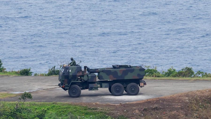 Militer Taiwan melakukan uji coba peluncuran langsung Sistem Roket Artileri Mobilitas Tinggi (HIMARS) pertamanya di pangkalan Jiupeng di Pingtung, Taiwan, Senin (12/5/2025). (REUTERS/Ann Wang) Militer Taiwan melakukan uji coba peluncuran langsung Sistem Roket Artileri Mobilitas Tinggi (HIMARS) pertamanya di pangkalan Jiupeng di Pingtung, Taiwan, Senin (12/5/2025). (REUTERS/Ann Wang)