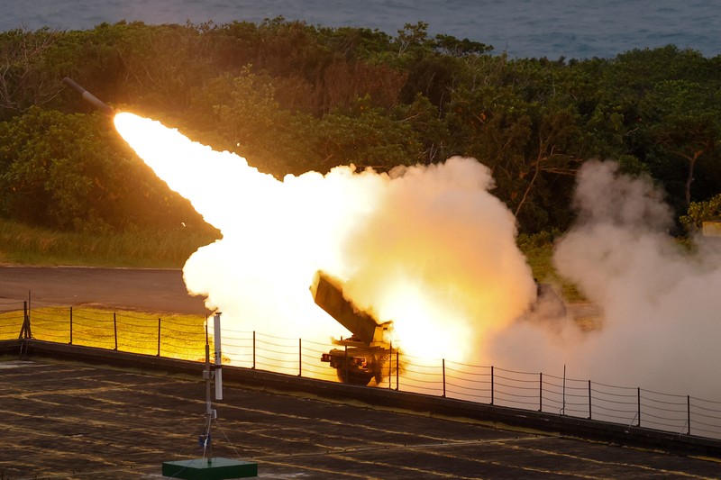Militer Taiwan melakukan uji coba peluncuran langsung Sistem Roket Artileri Mobilitas Tinggi (HIMARS) pertamanya di pangkalan Jiupeng di Pingtung, Taiwan, Senin (12/5/2025). (REUTERS/Ann Wang) Militer Taiwan melakukan uji coba peluncuran langsung Sistem Roket Artileri Mobilitas Tinggi (HIMARS) pertamanya di pangkalan Jiupeng di Pingtung, Taiwan, Senin (12/5/2025). (REUTERS/Ann Wang)