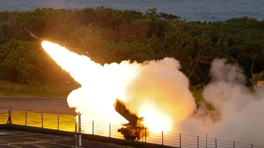 Militer Taiwan melakukan uji coba peluncuran langsung Sistem Roket Artileri Mobilitas Tinggi (HIMARS) pertamanya di pangkalan Jiupeng di Pingtung, Taiwan, Senin (12/5/2025). (REUTERS/Ann Wang)