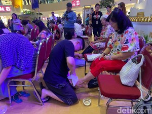 Peringati Waisak & Hari Ibu, Puluhan Anak Basuh Kaki Orang Tua