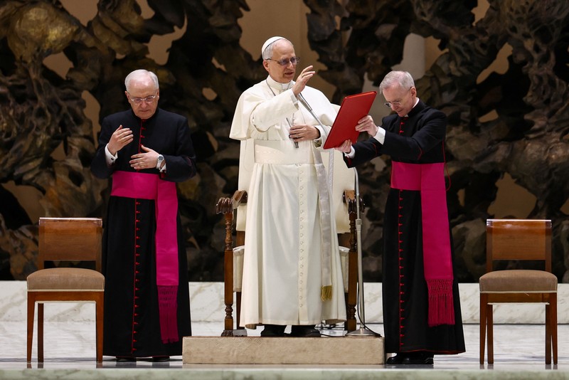 Paus Leo XIV saat menghadiri udiensi dengan perwakilan media di aula Paulus VI, Vatikan, Senin (12/5/2025). (REUTERS/Guglielmo Mangiapane)