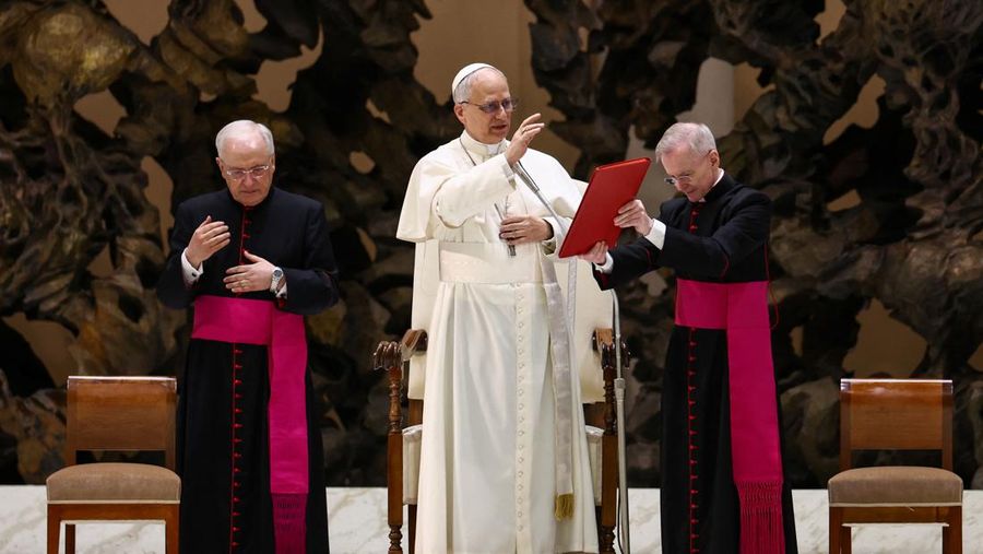 Paus Leo XIV saat menghadiri udiensi dengan perwakilan media di aula Paulus VI, Vatikan, Senin (12/5/2025). (REUTERS/Guglielmo Mangiapane) Paus Leo XIV saat menghadiri udiensi dengan perwakilan media di aula Paulus VI, Vatikan, Senin (12/5/2025). (REUTERS/Guglielmo Mangiapane)