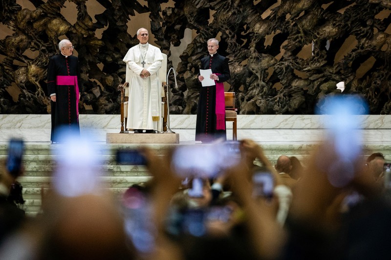 Paus Leo XIV saat menghadiri udiensi dengan perwakilan media di aula Paulus VI, Vatikan, Senin (12/5/2025). (REUTERS/Guglielmo Mangiapane)