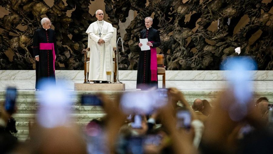 Paus Leo XIV saat menghadiri udiensi dengan perwakilan media di aula Paulus VI, Vatikan, Senin (12/5/2025). (REUTERS/Guglielmo Mangiapane)