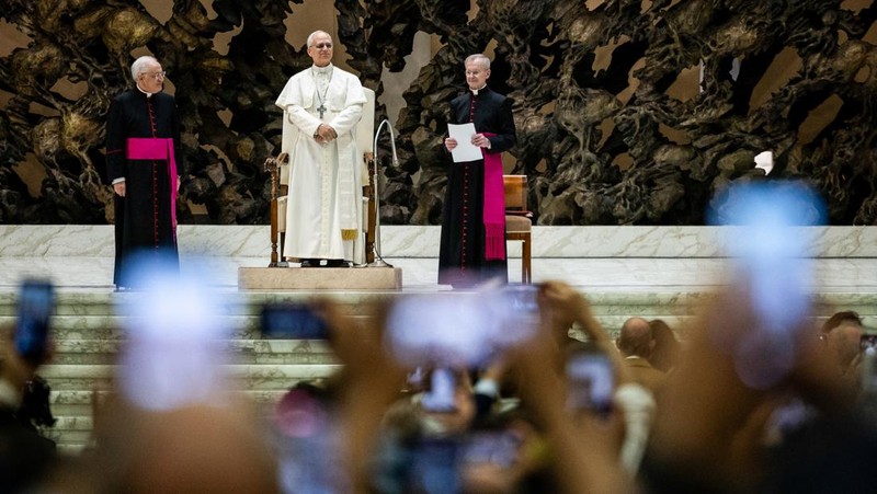 Paus Leo XIV saat menghadiri udiensi dengan perwakilan media di aula Paulus VI, Vatikan, Senin (12/5/2025). (REUTERS/Guglielmo Mangiapane)