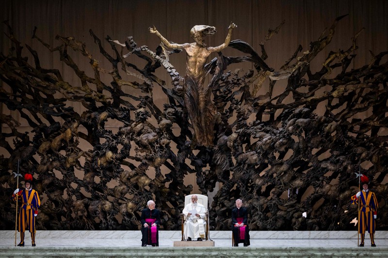 Paus Leo XIV saat menghadiri udiensi dengan perwakilan media di aula Paulus VI, Vatikan, Senin (12/5/2025). (REUTERS/Guglielmo Mangiapane)