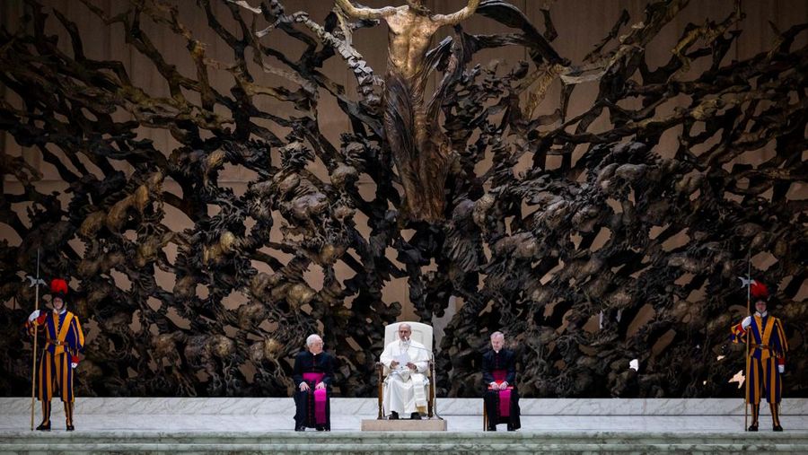 Paus Leo XIV saat menghadiri udiensi dengan perwakilan media di aula Paulus VI, Vatikan, Senin (12/5/2025). (REUTERS/Guglielmo Mangiapane)