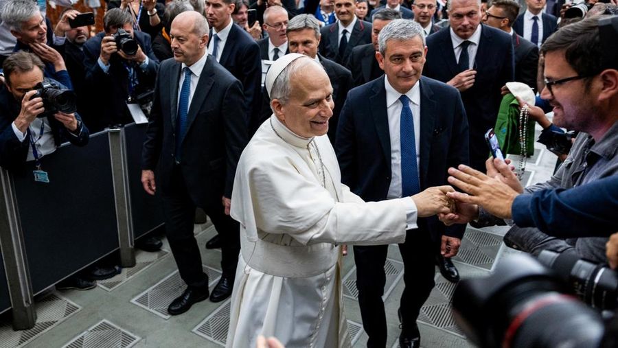 Paus Leo XIV saat menghadiri udiensi dengan perwakilan media di aula Paulus VI, Vatikan, Senin (12/5/2025). (REUTERS/Guglielmo Mangiapane) Paus Leo XIV saat menghadiri udiensi dengan perwakilan media di aula Paulus VI, Vatikan, Senin (12/5/2025). (REUTERS/Guglielmo Mangiapane)