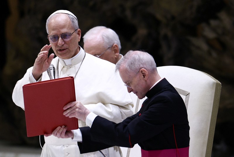 Paus Leo XIV saat menghadiri udiensi dengan perwakilan media di aula Paulus VI, Vatikan, Senin (12/5/2025). (REUTERS/Guglielmo Mangiapane)