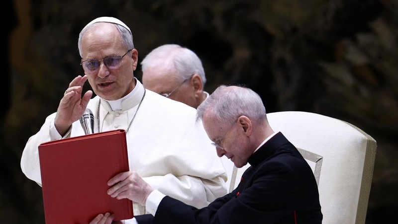 Paus Leo XIV saat menghadiri udiensi dengan perwakilan media di aula Paulus VI, Vatikan, Senin (12/5/2025). (REUTERS/Guglielmo Mangiapane)