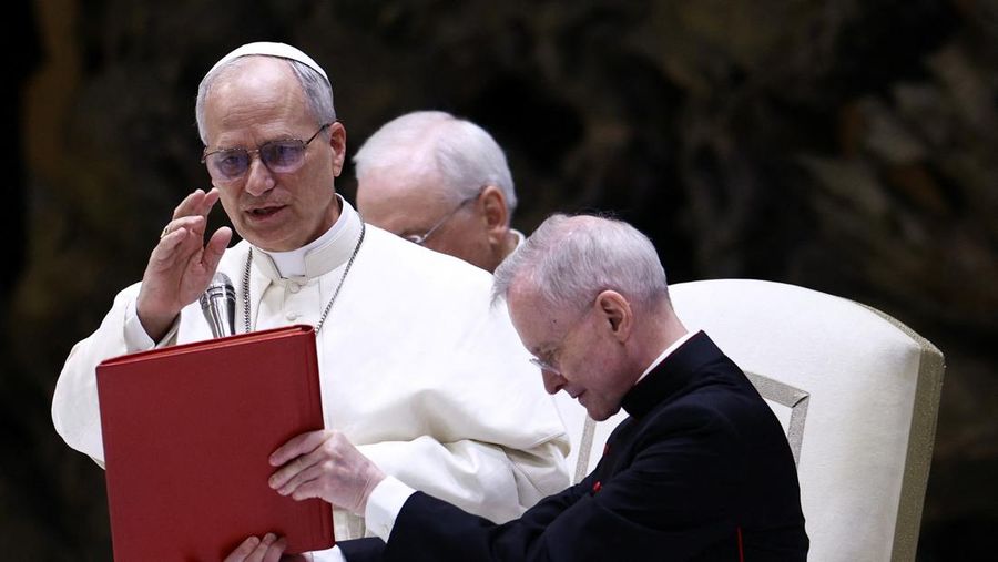 Paus Leo XIV saat menghadiri udiensi dengan perwakilan media di aula Paulus VI, Vatikan, Senin (12/5/2025). (REUTERS/Guglielmo Mangiapane) Paus Leo XIV saat menghadiri udiensi dengan perwakilan media di aula Paulus VI, Vatikan, Senin (12/5/2025). (REUTERS/Guglielmo Mangiapane)