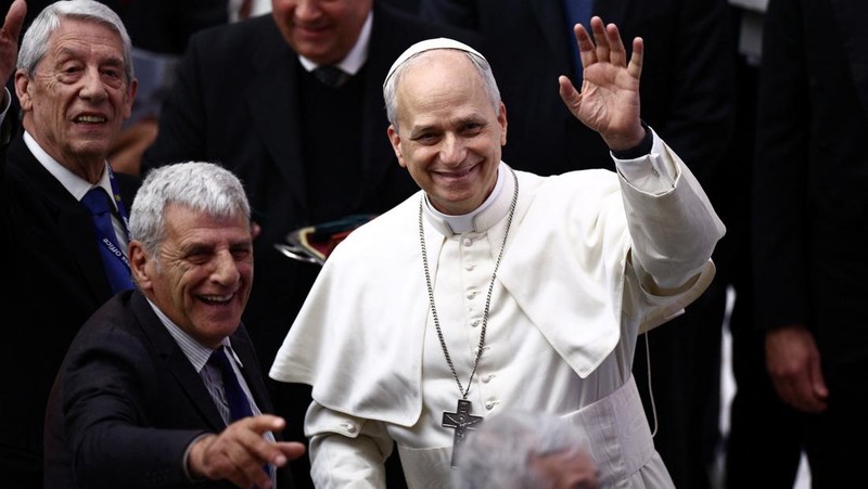 Paus Leo XIV saat menghadiri udiensi dengan perwakilan media di aula Paulus VI, Vatikan, Senin (12/5/2025). (REUTERS/Guglielmo Mangiapane)