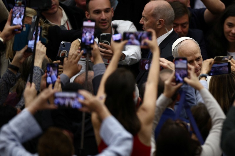 Paus Leo XIV saat menghadiri udiensi dengan perwakilan media di aula Paulus VI, Vatikan, Senin (12/5/2025). (REUTERS/Guglielmo Mangiapane)