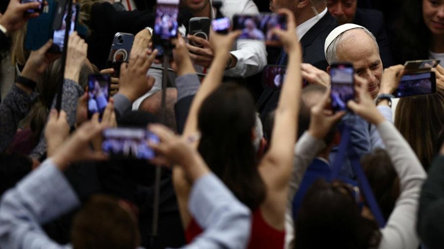 Paus Leo XIV saat menghadiri udiensi dengan perwakilan media di aula Paulus VI, Vatikan, Senin (12/5/2025). (REUTERS/Guglielmo Mangiapane) Paus Leo XIV saat menghadiri udiensi dengan perwakilan media di aula Paulus VI, Vatikan, Senin (12/5/2025). (REUTERS/Guglielmo Mangiapane)