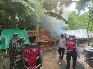 Kapolres Mojokerto Pimpin Pembakaran 2 Arena Judi Sabung Ayam