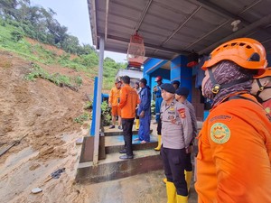 Satu Keluarga di Samarinda Tertimbun Longsor Usai Hujan Lebat