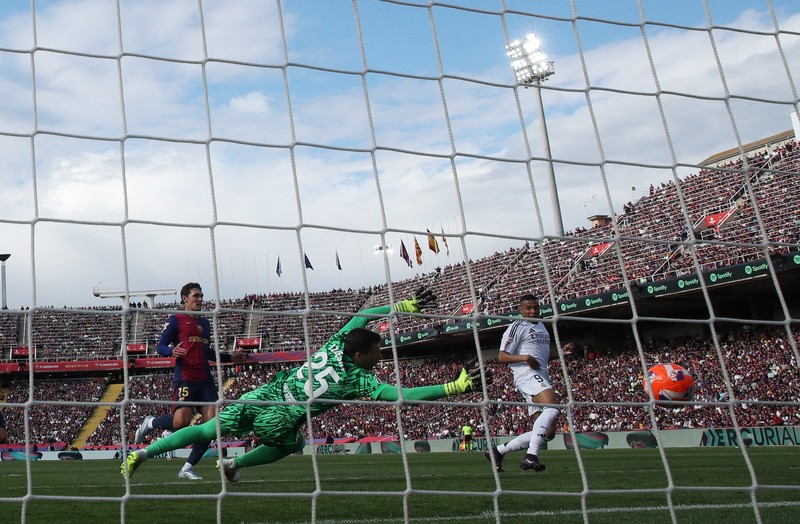 Soccer Football - LaLiga - FC Barcelona v Real Madrid - Estadi Olimpic Lluis Companys, Barcelona, Spain - May 11, 2025 Real Madrid's Jude Bellingham looks dejected during the match REUTERS/Albert Gea