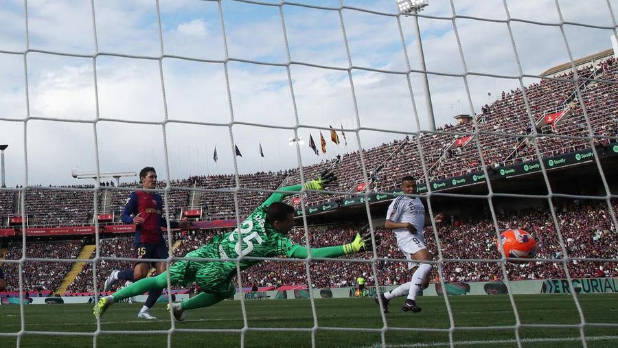 Soccer Football - LaLiga - FC Barcelona v Real Madrid - Estadi Olimpic Lluis Companys, Barcelona, Spain - May 11, 2025 Real Madrid's Jude Bellingham looks dejected during the match REUTERS/Albert Gea