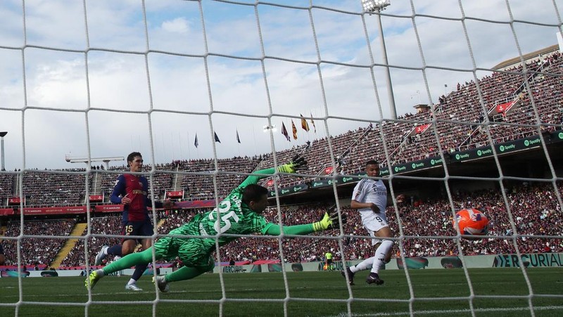 Soccer Football - LaLiga - FC Barcelona v Real Madrid - Estadi Olimpic Lluis Companys, Barcelona, Spain - May 11, 2025 Real Madrid's Jude Bellingham looks dejected during the match REUTERS/Albert Gea