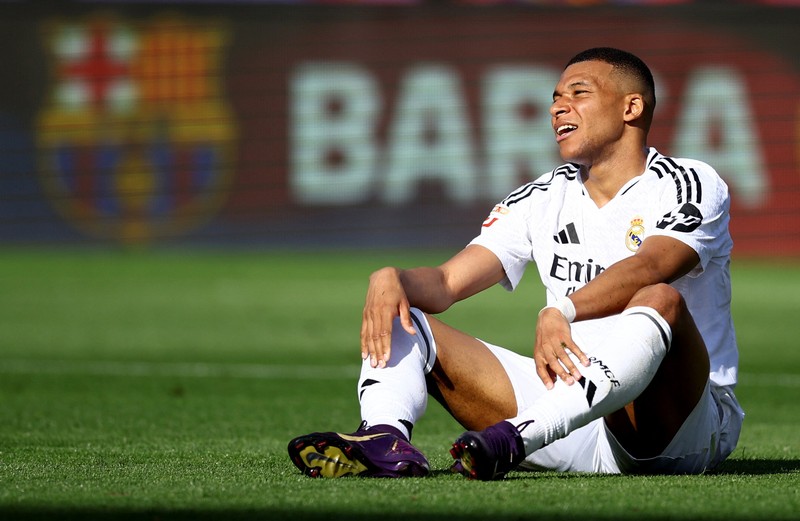 Soccer Football - LaLiga - FC Barcelona v Real Madrid - Estadi Olimpic Lluis Companys, Barcelona, Spain - May 11, 2025 Real Madrid's Jude Bellingham looks dejected during the match REUTERS/Albert Gea