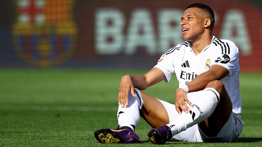 Soccer Football - LaLiga - FC Barcelona v Real Madrid - Estadi Olimpic Lluis Companys, Barcelona, Spain - May 11, 2025 Real Madrid's Jude Bellingham looks dejected during the match REUTERS/Albert Gea