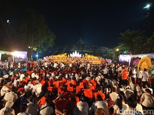 Suasana Pelataran Candi Borobudur Jelang Detik-detik Waisak