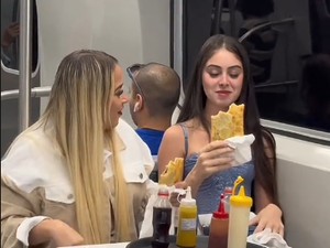 Ajak Orang Tak Dikenal Makan Bareng di Kereta, TikToker Ini Viral