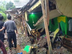 Video: Tembok Penahan Tanah di Bogor Longsor, Wanita Tewas Tertimbun