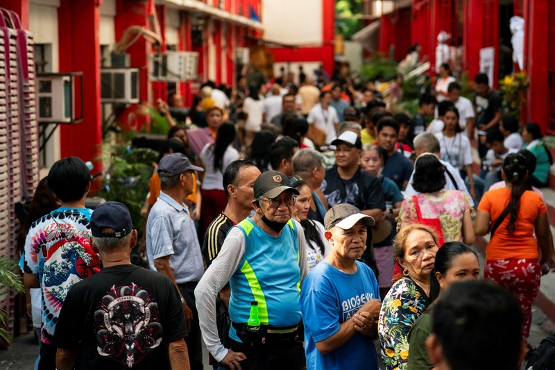 Warga Filipina memberikan suara dalam pemilihan paruh waktu di Taguig City, Metro Manila, Filipina, Senin (12/5/2025). (REUTERS/Lisa Marie David) Warga Filipina memberikan suara dalam pemilihan paruh waktu di Taguig City, Metro Manila, Filipina, Senin (12/5/2025). (REUTERS/Lisa Marie David)