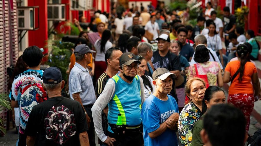 Warga Filipina memberikan suara dalam pemilihan paruh waktu di Taguig City, Metro Manila, Filipina, Senin (12/5/2025). (REUTERS/Lisa Marie David)