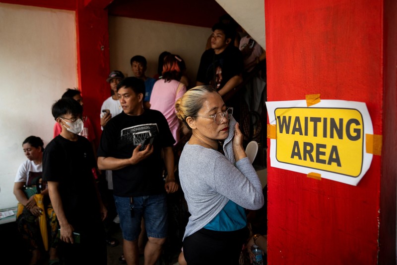 Warga Filipina memberikan suara dalam pemilihan paruh waktu di Taguig City, Metro Manila, Filipina, Senin (12/5/2025). (REUTERS/Lisa Marie David)