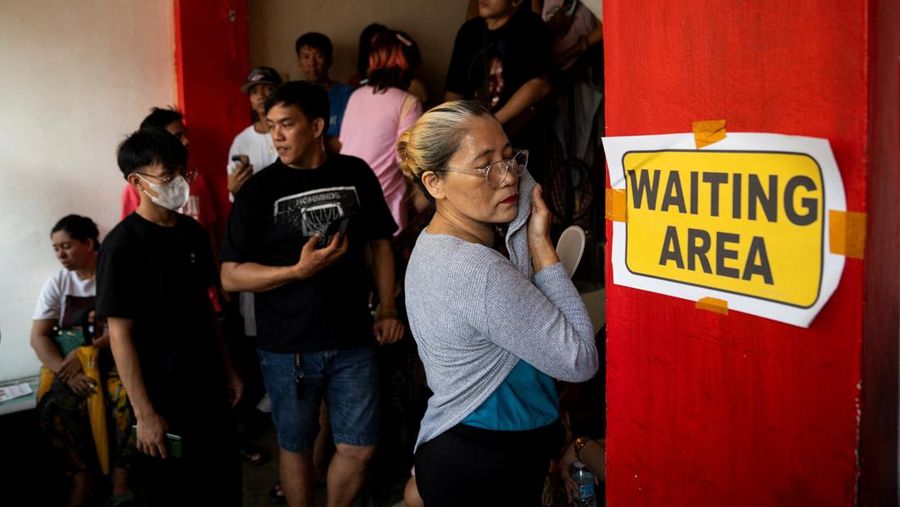 Warga Filipina memberikan suara dalam pemilihan paruh waktu di Taguig City, Metro Manila, Filipina, Senin (12/5/2025). (REUTERS/Lisa Marie David)
