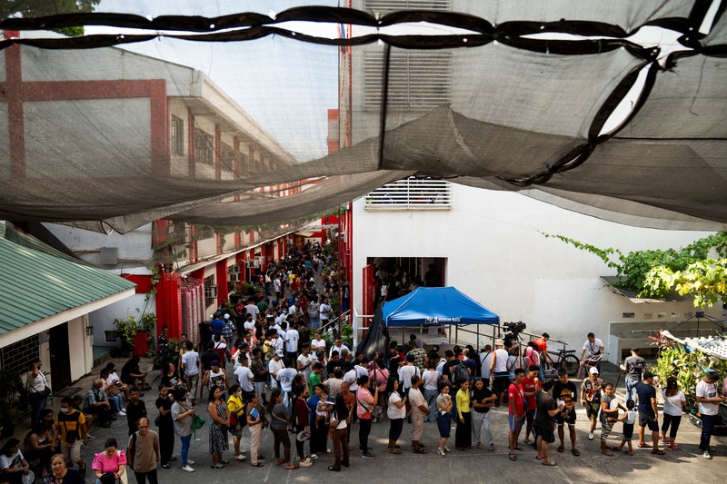 Warga Filipina memberikan suara dalam pemilihan paruh waktu di Taguig City, Metro Manila, Filipina, Senin (12/5/2025). (REUTERS/Lisa Marie David)