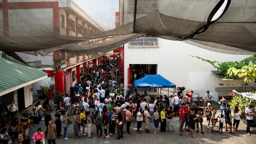 Warga Filipina memberikan suara dalam pemilihan paruh waktu di Taguig City, Metro Manila, Filipina, Senin (12/5/2025). (REUTERS/Lisa Marie David)