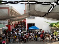 Warga Filipina memberikan suara dalam pemilihan paruh waktu di Taguig City, Metro Manila, Filipina, Senin (12/5/2025). (REUTERS/Lisa Marie David)