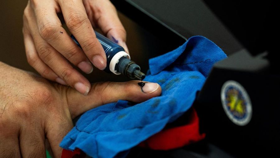 Warga Filipina memberikan suara dalam pemilihan paruh waktu di Taguig City, Metro Manila, Filipina, Senin (12/5/2025). (REUTERS/Lisa Marie David)