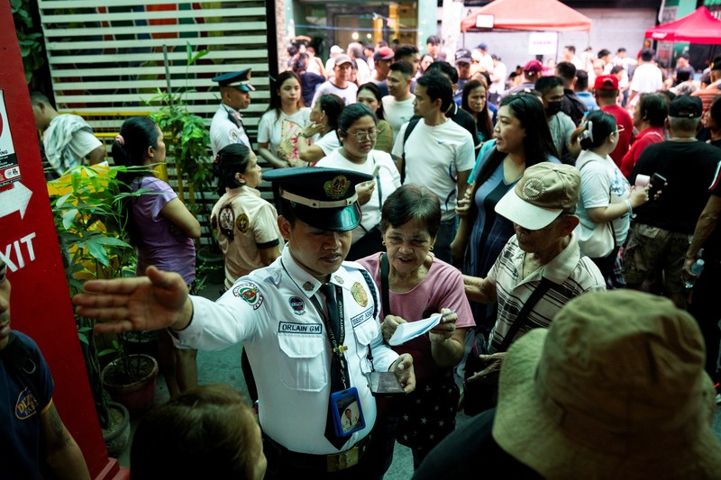 Warga Filipina memberikan suara dalam pemilihan paruh waktu di Taguig City, Metro Manila, Filipina, Senin (12/5/2025). (REUTERS/Lisa Marie David)