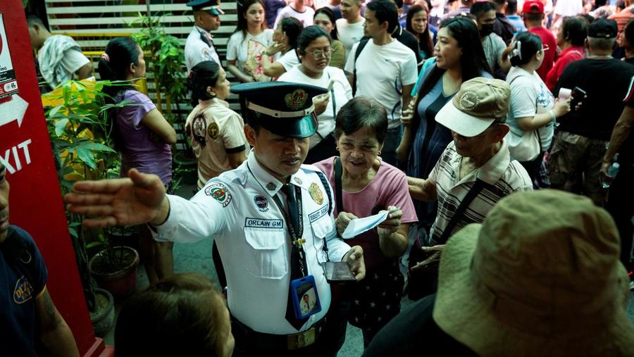 Warga Filipina memberikan suara dalam pemilihan paruh waktu di Taguig City, Metro Manila, Filipina, Senin (12/5/2025). (REUTERS/Lisa Marie David)
