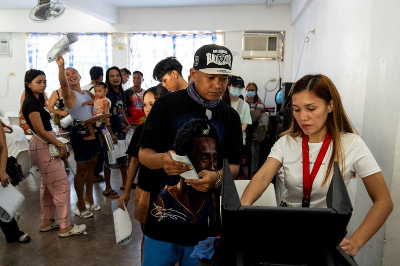 Warga Filipina memberikan suara dalam pemilihan paruh waktu di Taguig City, Metro Manila, Filipina, Senin (12/5/2025). (REUTERS/Lisa Marie David) Warga Filipina memberikan suara dalam pemilihan paruh waktu di Taguig City, Metro Manila, Filipina, Senin (12/5/2025). (REUTERS/Lisa Marie David)