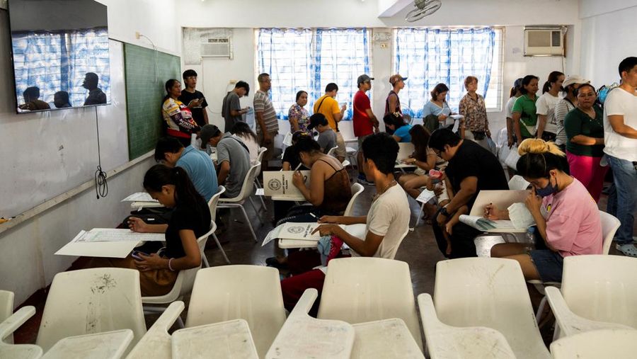 Warga Filipina memberikan suara dalam pemilihan paruh waktu di Taguig City, Metro Manila, Filipina, Senin (12/5/2025). (REUTERS/Lisa Marie David)