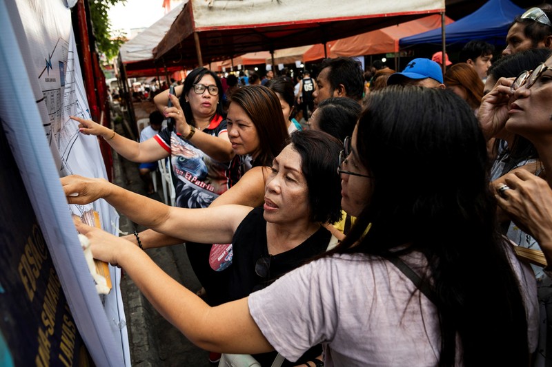 Warga Filipina memberikan suara dalam pemilihan paruh waktu di Taguig City, Metro Manila, Filipina, Senin (12/5/2025). (REUTERS/Lisa Marie David) Warga Filipina memberikan suara dalam pemilihan paruh waktu di Taguig City, Metro Manila, Filipina, Senin (12/5/2025). (REUTERS/Lisa Marie David)