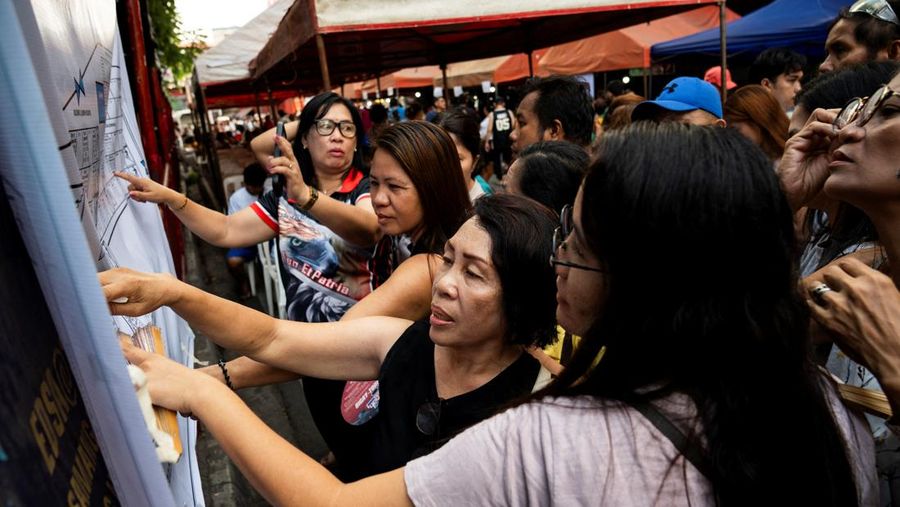 Warga Filipina memberikan suara dalam pemilihan paruh waktu di Taguig City, Metro Manila, Filipina, Senin (12/5/2025). (REUTERS/Lisa Marie David)