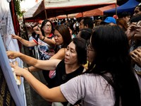 Warga Filipina memberikan suara dalam pemilihan paruh waktu di Taguig City, Metro Manila, Filipina, Senin (12/5/2025). (REUTERS/Lisa Marie David)
